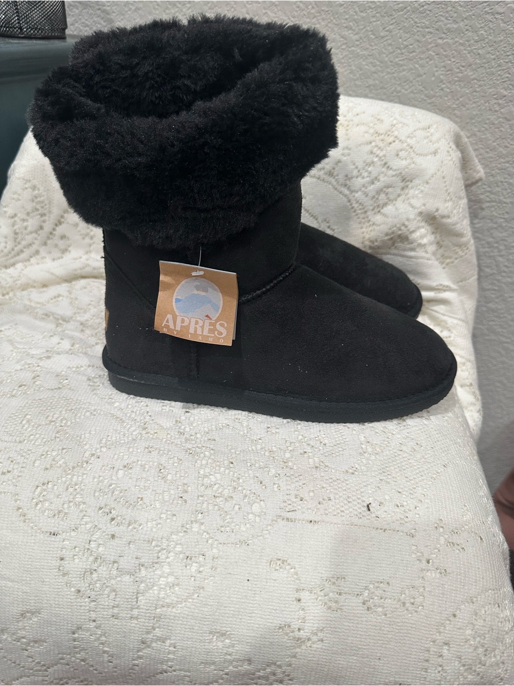 NWT Apres by Lamo Black  faux Shearling Lined Women's Boots size 8